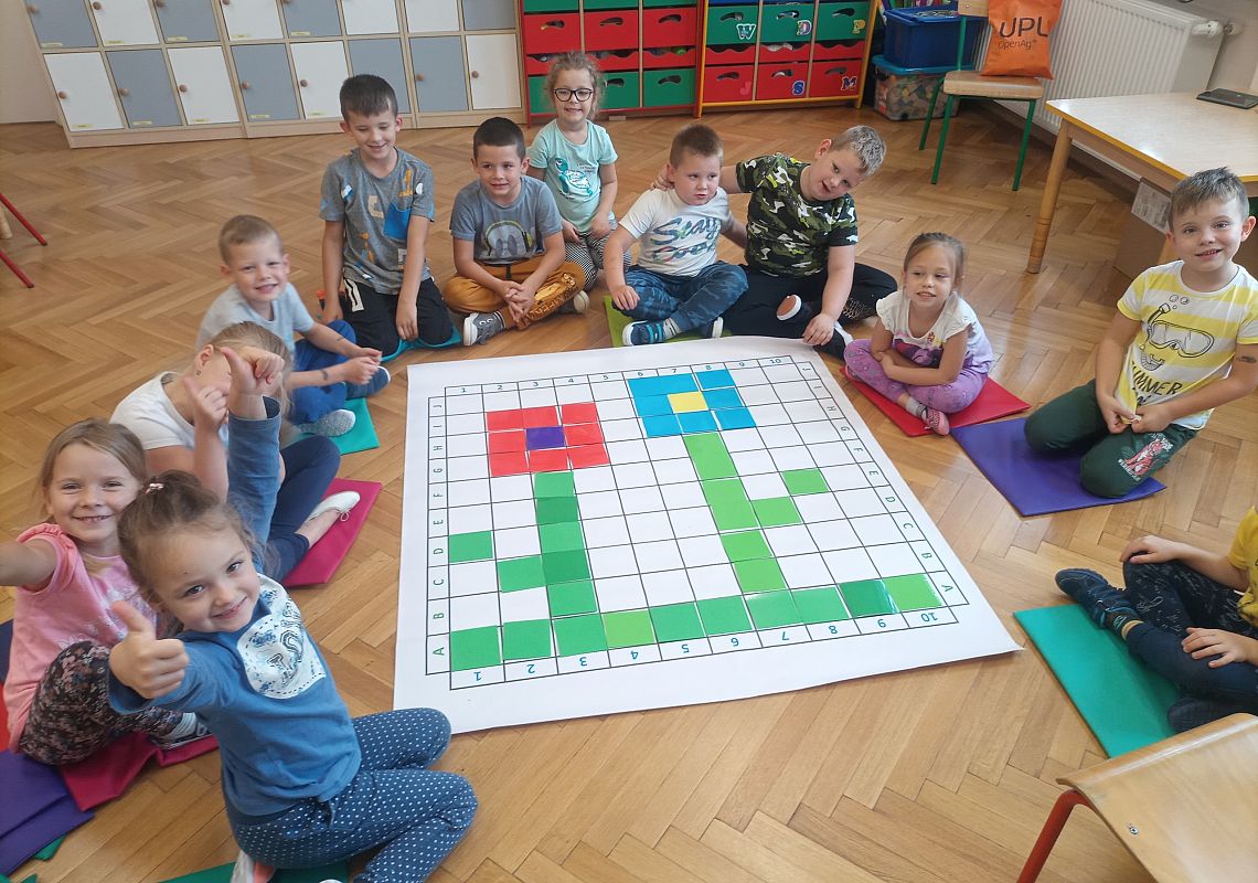 Dzieci pokazują swoją pracę