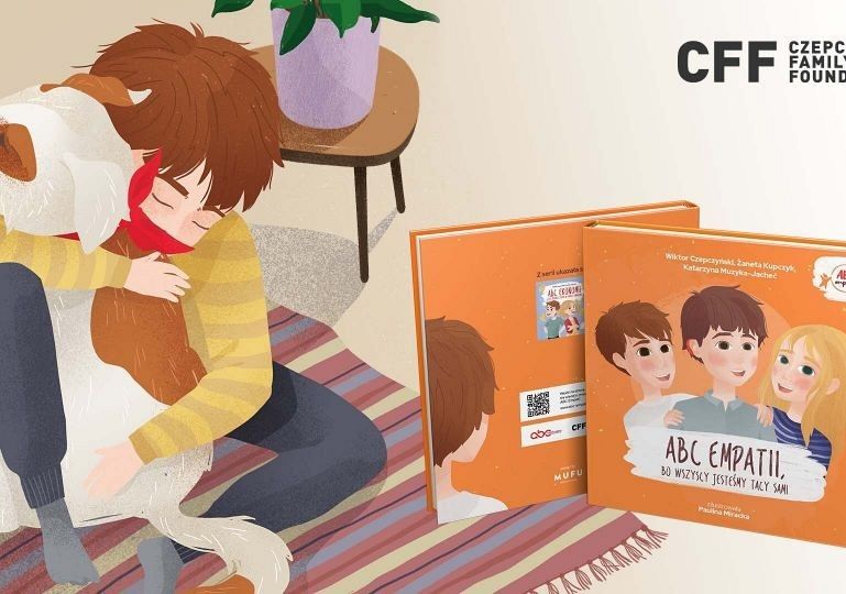 obrazek z internetu - chłopiec tuli psa obok znajdują się dwie książki z napisem ABC  Empatii