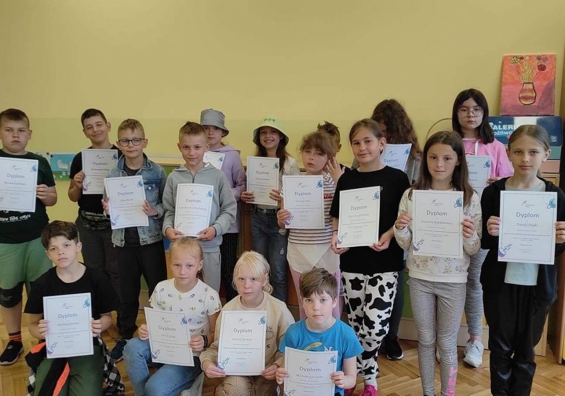 Uczniowie prezentują dyplomy zakończenia projektu