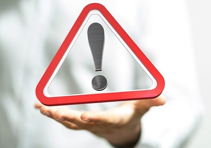 obrazek z internetu - wykrzyknik w dłoniach