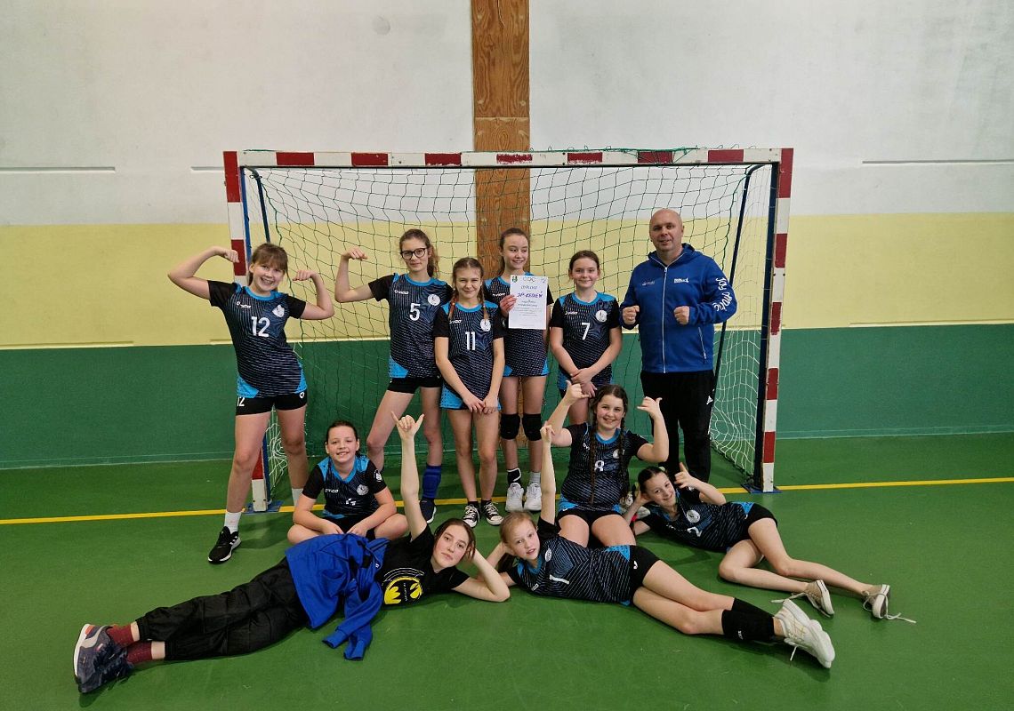 zdjęcie grupowe drużyny dziewcząt z trenerem