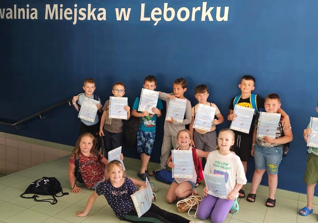 uczniowie prezentują otrzymane dyplomy