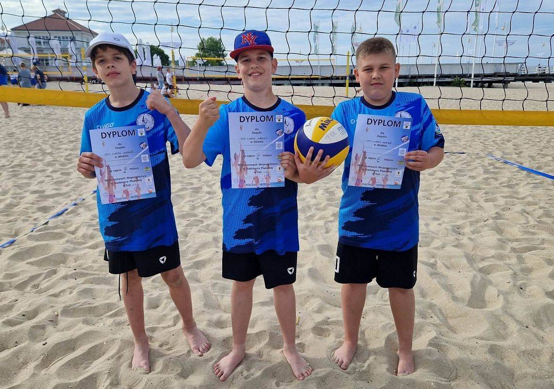 Zawodnicy prezentują dyplomy