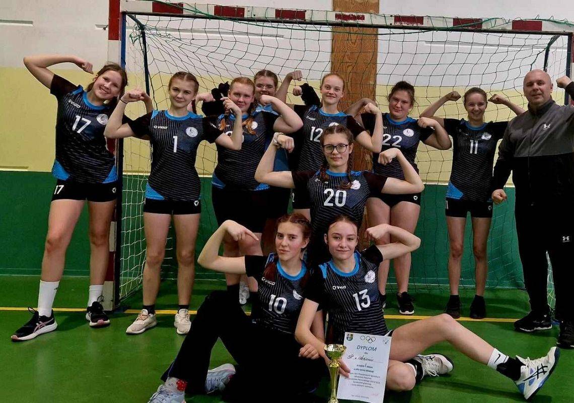 drużyna dziewcząt z trenerem