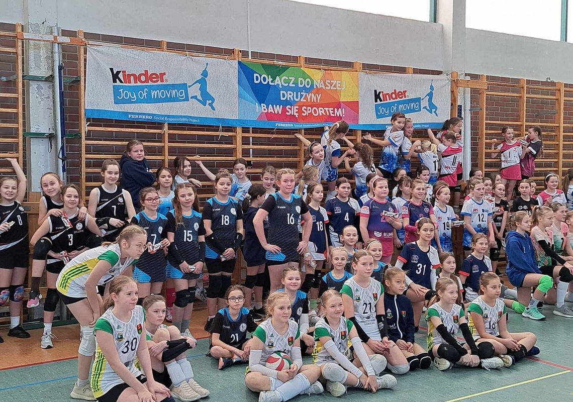 zdjęcie grupowe uczestników spotkania Kinder Joy of Moving