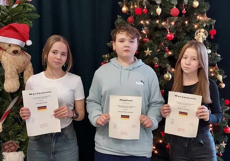 uczniowie prezentują otrzymane dyplomy