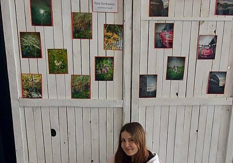 uczennica przy wystawie prac