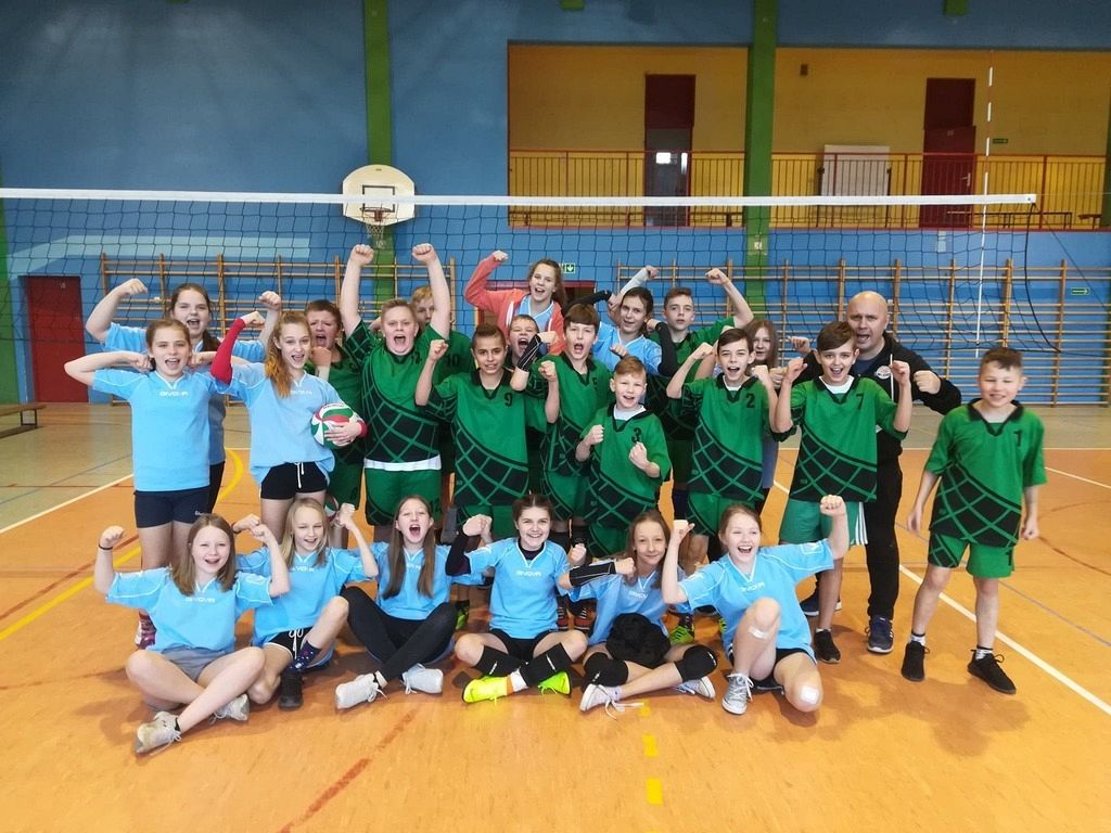 Grafika #0: Podwójne zwycięstwo naszych uczniów w gminnych zawodach w minisiatkówce dziewcząt i chłopców.