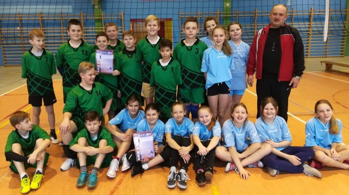 Grafika #0: Zawody w minipiłce siatkowej dziewcząt i chłopców