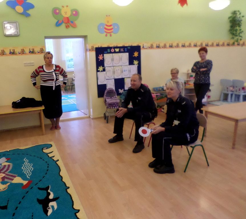 Grafika #0: Policjanci w przedszkolu