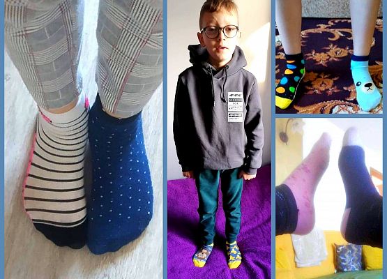 Uczniowie zakładając kolorowe skarpety solidaryzują się  z osobami z Zespołem Downa