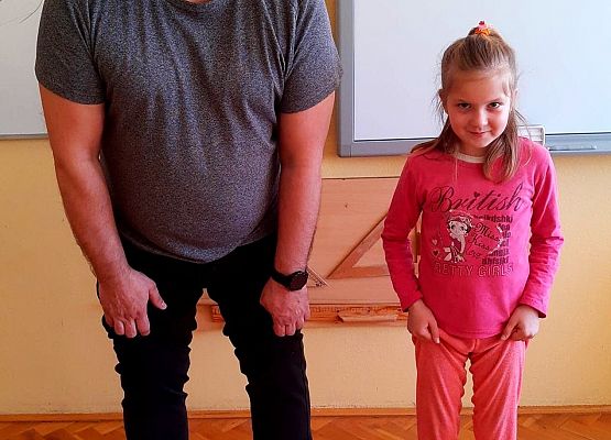 Nauczyciel i uczennica w kolorowych skarpetach