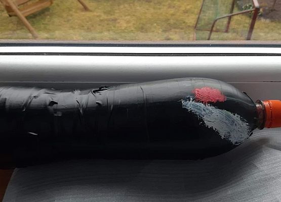 Skarbonka wykonana z butelki przez ucznia klasy 5