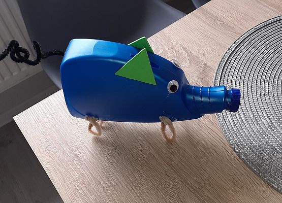 Skarbonka wykonana z butelki przez ucznia klasy 5