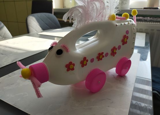 Skarbonka wykonana z butelki przez ucznia klasy 5