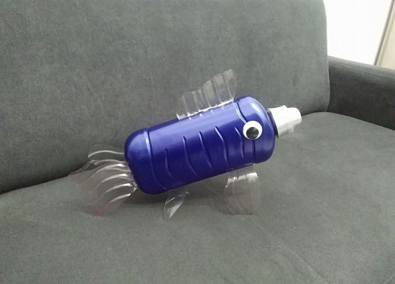 Skarbonka wykonana z butelki przez ucznia klasy 5