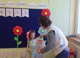 Nauczycielka wręcza nagrodę