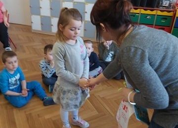 Nauczycielka wręcza nagrodę