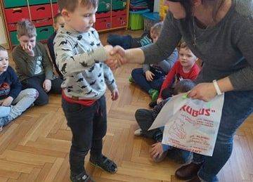 Nauczycielka gratuluje przedszkolakowi