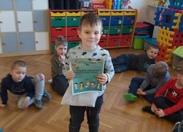 Chłopiec z nagrodą i dyplomem