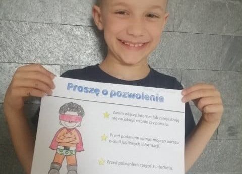 Uczeń podczas zajęć "Jak bezpiecznie korzystać z Internetu"