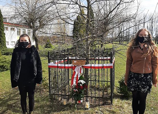 Uczennice przy Dębie pamięci Pana Stanisława Szeflera