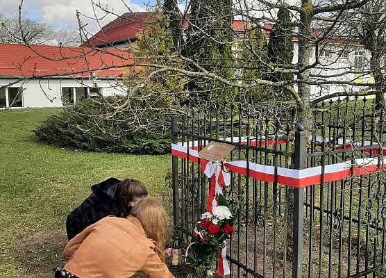 Uczniowie zapalają znicze pod Dębem Katyńskim