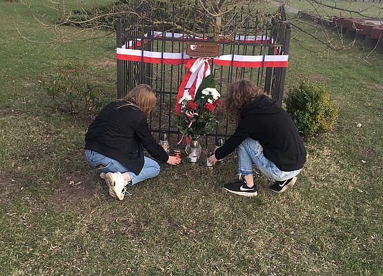 Zapalenie zniczy pod Dębem Katyńskim