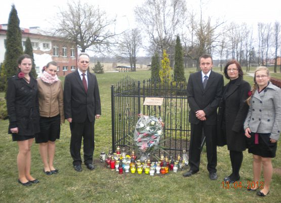 Złożenie kwiatów pod Dębem Pamięci