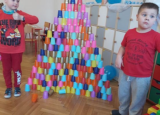 Kolorowe konstrukcje przedszkolaków