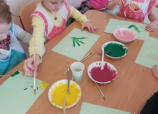 Przedszkolaki mieszają kolorowe farby