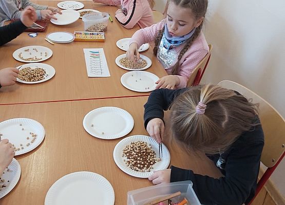 Dzieci uczą się segregowania