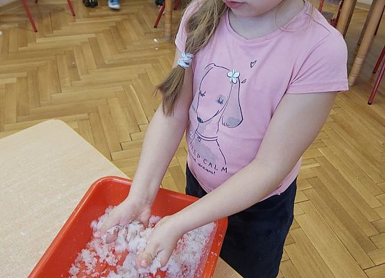 Zabawa sztucznym śniegiem