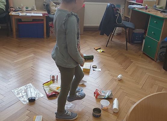 Dzieci uczą się, jak segregować śmieci