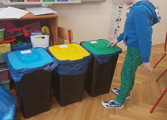 Dzieci uczą się, jak segregować śmieci