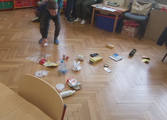 Dzieci uczą się, jak segregować śmieci