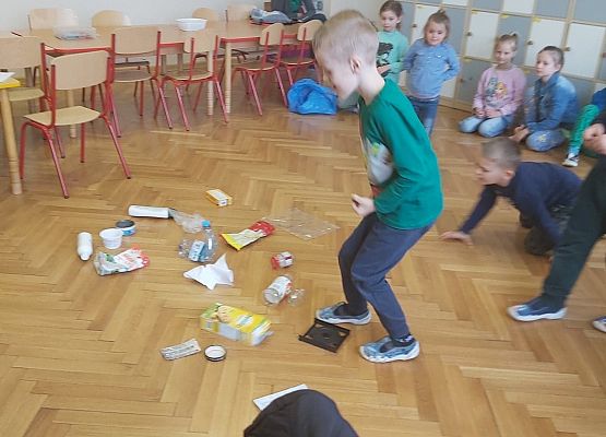 Dzieci uczą się, jak segregować śmieci