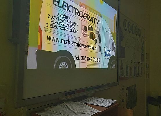 Dzieci uczą się, jak segregować śmieci