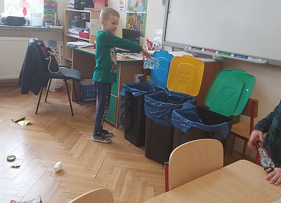 Dzieci uczą się, jak segregować śmieci
