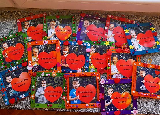 Prezenty dla mam wykonane przez dzieci z klasy