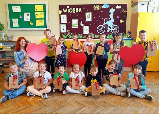 Uczniowie klasy  z prezentami dla mam