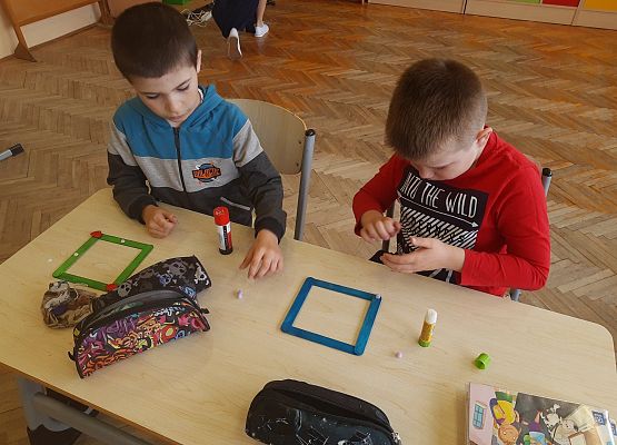 Uczniowie wykonują prezenty dla swoich mam