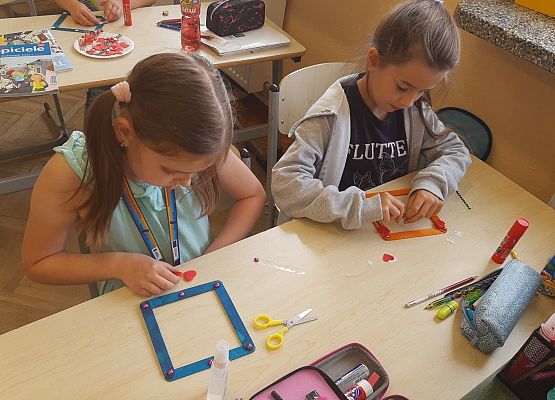 Uczniowie wykonują prezenty dla swoich mam