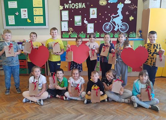 Uczniowie wykonują prezenty dla swoich mam