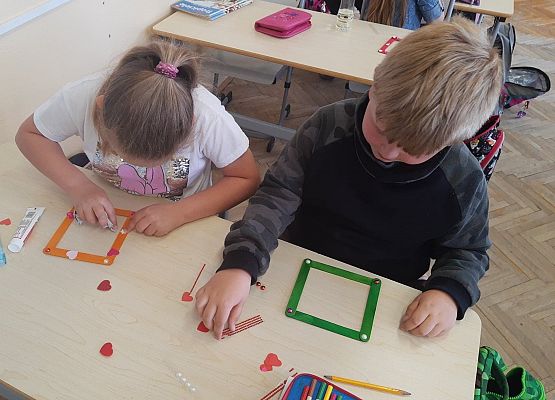 Uczniowie wykonują prezenty dla swoich mam