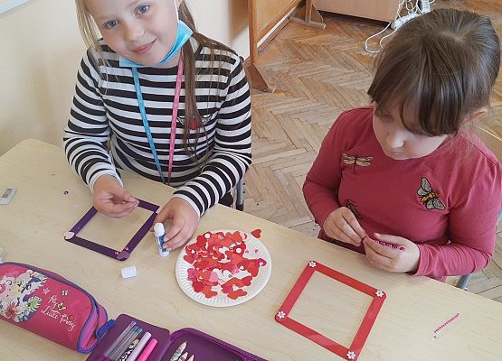 Uczniowie wykonują prezenty dla swoich mam