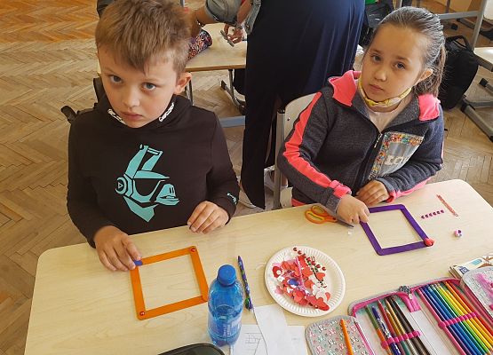 Uczniowie wykonują prezenty dla swoich mam