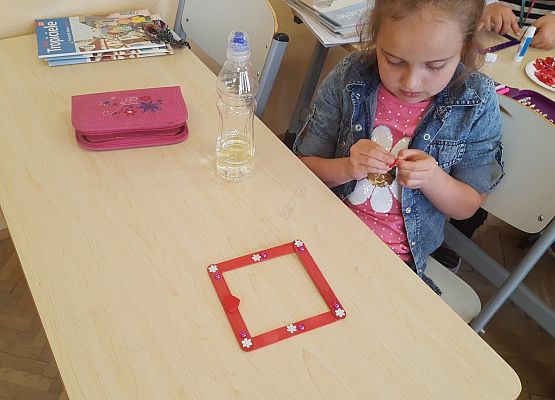 Uczennica robi prezent dla mamy