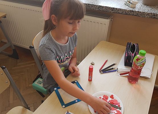 Uczennica robi prezent dla mamy