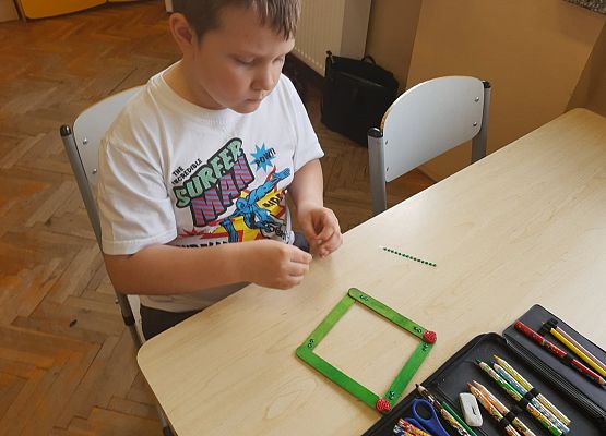 Uczeń robi prezent dla mamy